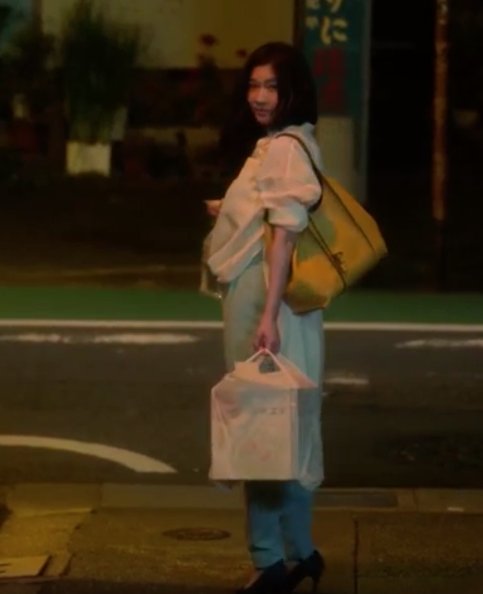 篠原涼子在日劇《金魚妻》中，以清爽的淡色系服裝搭配TOD'S T Timeless托特包。（翻攝自網路）