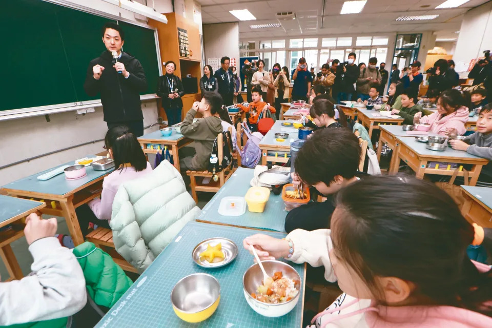 台北市長蔣萬安（左）昨天前往松山區健康國小視察學童營養午餐，宣示對違法廠商或業者絕不寬貸。記者胡經周／攝影