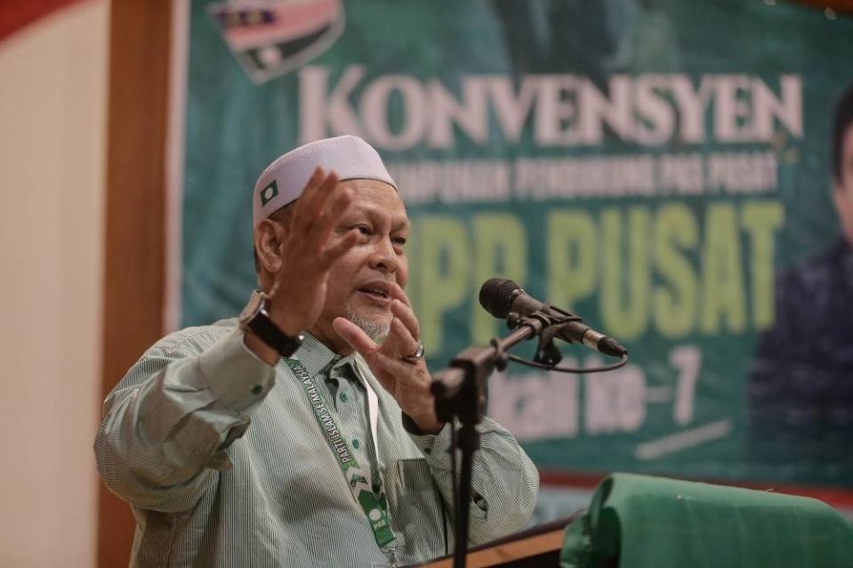 PAS vice-president Datuk Mohd Amar Nik Abdullah delivers his speech during the PAS Supporter Congress Ghandhi Hall, Sungai Petani September 2, 2022. — Picture by Sayuti Zainudin