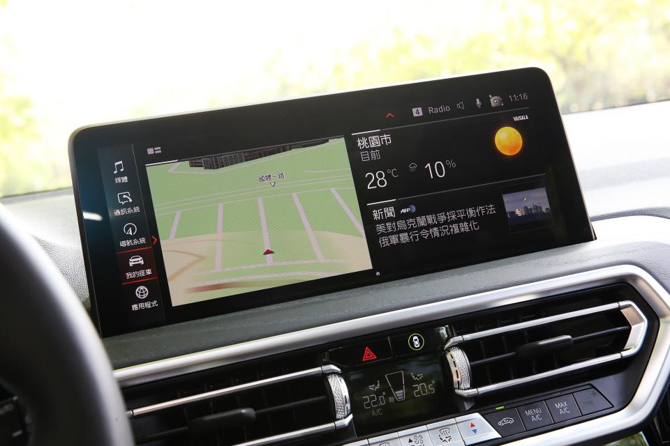 中控觸控螢幕升級成12.3吋，並搭配iDrive 7.0控制系統，且可支援無線Apple CarPlay/Android Auto連結功能。