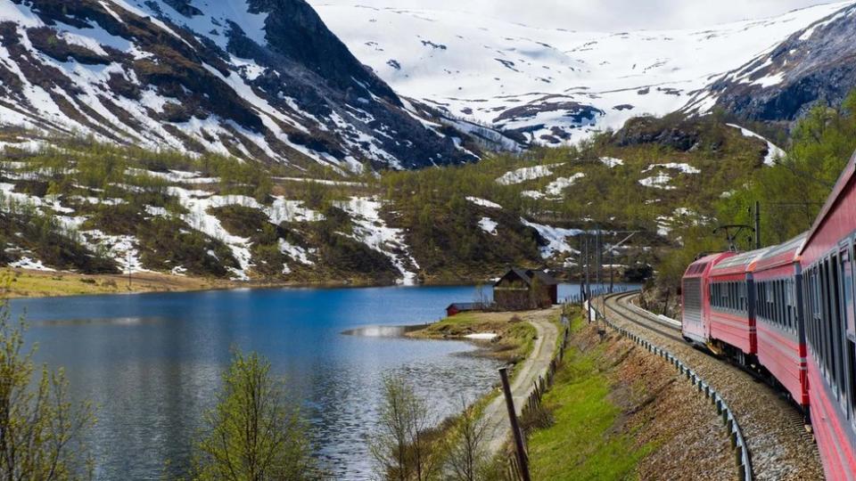 La ruta cruza la inhóspita meseta de Hardangervidda, que se eleva a más de 1 km sobre el nivel del mar.