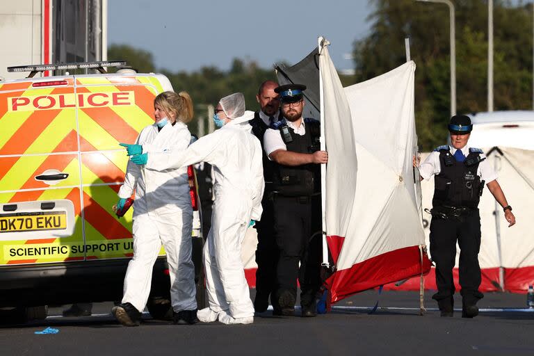 Agentes de policía y personal forense colocan una valla en la calle Hart de Southport, en el noroeste de Inglaterra, el 29 de julio de 2024, tras un ataque con cuchillo.