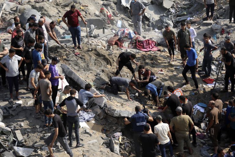 Palestinos trabajan entre los escombros de edificios que fueron blanco de ataques aéreos israelíes en el campo de refugiados de Jabaliya, en el norte de la Franja de Gaza, el miércoles 1 de noviembre de 2023.