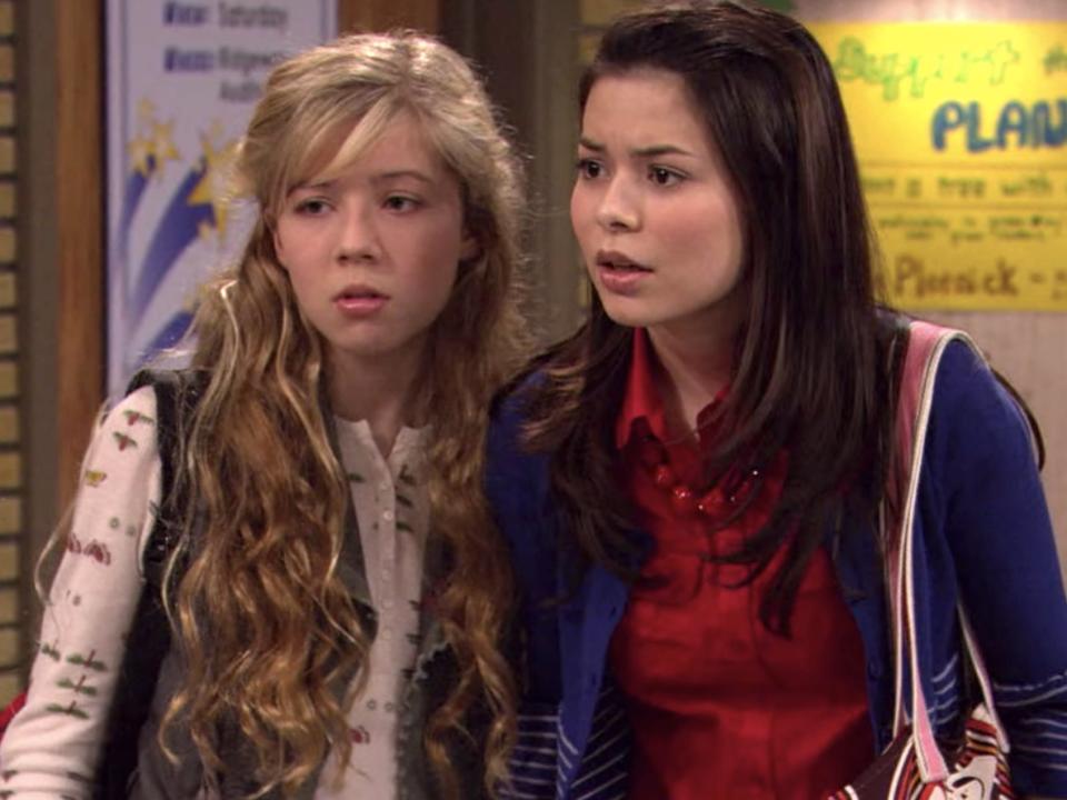 Jennette McCurdy as Sam and Miranda Cosgrove as Carly in season one of "iCarly."