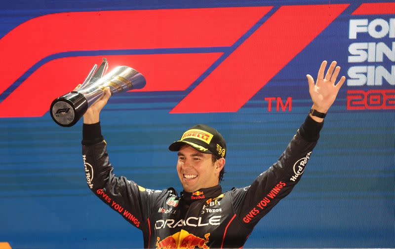 "Checo" Pérez alza el trofeo de campeón tras ganar el Gran Premio de Singapur