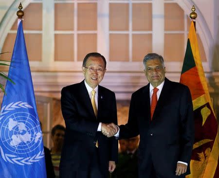 Secretary-General of the United Nations Ban Ki-moon (L) shakes hands with Sri Lanka's Prime Minister Ranil Wickremesinghe at their meeting during Ban's three-day official visit, in Colombo, Sri Lanka, August 31, 2016. REUTERS/Dinuka Liyanawatte