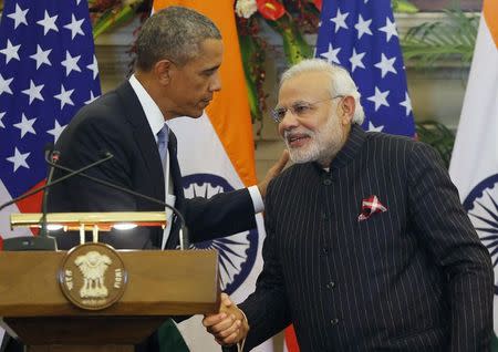 U.S. President Barack Obama and India's Prime Minister Narendra Modi (R) shake hands after giving opening statements during a at Hyderabad House in New Delhi January 25, 2015. REUTERS/Jim Bourg