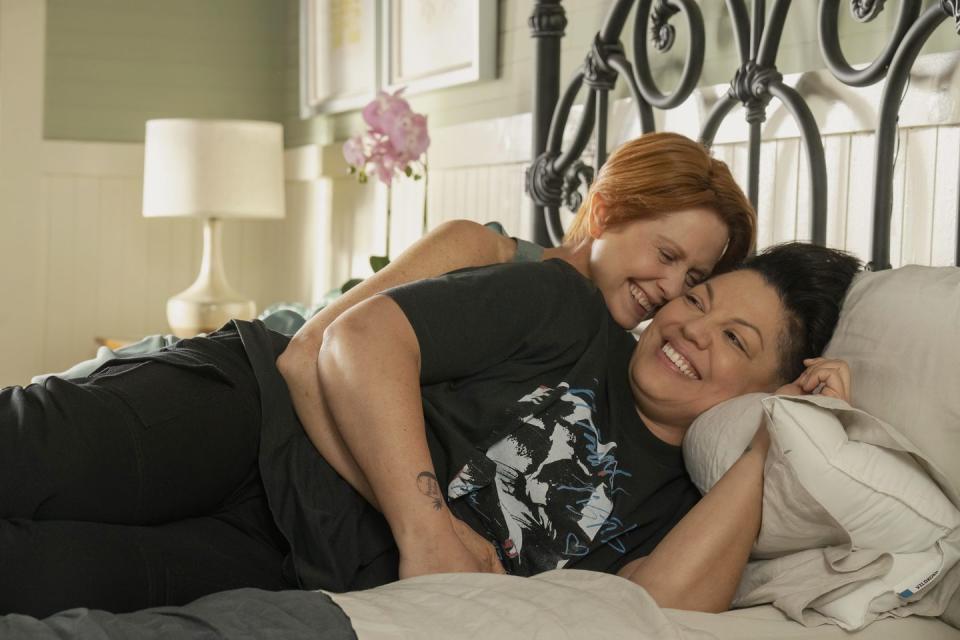 cynthia nixon as miranda hobbes, sara ramirez as che diaz, and just like that season 2