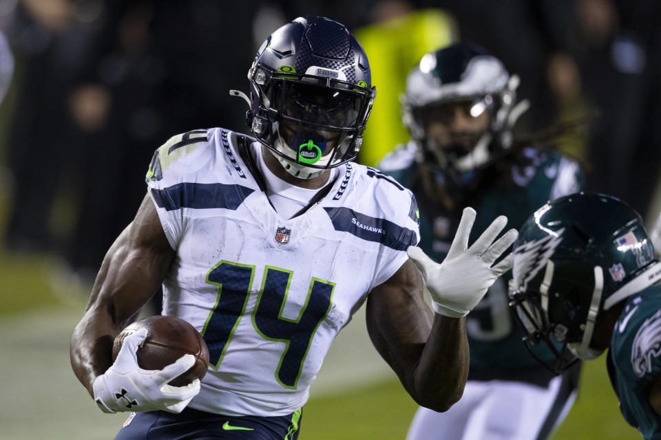 PHILADELPHIA, PA - NOVEMBER 30: DK Metcalf #14 of the Seattle Seahawks runs with the ball against the Philadelphia Eagles at Lincoln Financial Field on November 30, 2020 in Philadelphia, Pennsylvania. (Photo by Mitchell Leff/Getty Images)