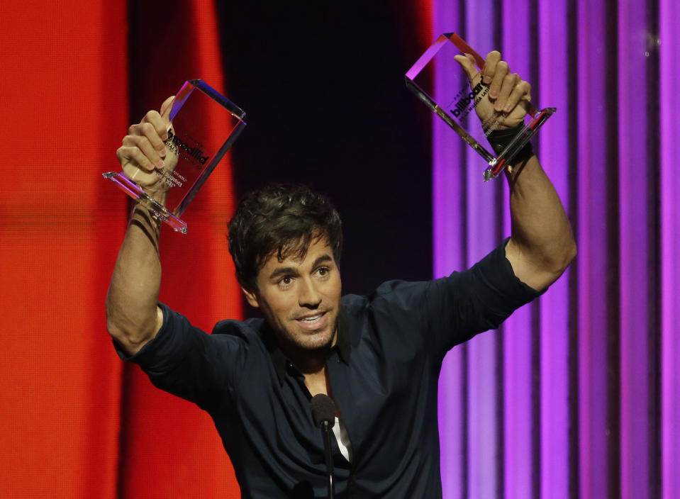 Enrique Iglesias recibe los premios al álbum pop latino del año y canción latina pop artista del año solista durante la ceremonia de los Premios Billboard de la Música Latina, el 30 de abril del 2015 en Coral Gables, Florida. Iglesias, el más galardonado en la historia de los Premios Billboard, será reconocido como artista latino de todos los tiempos durante la ceremonia del miércoles 21 de octubre del 2020. (AP Foto/Lynne Sladky, File)