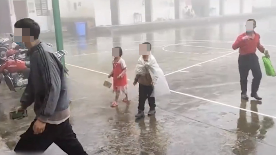 小兄妹冒著大雨步行20公里到學校。（圖／翻攝自搜狐千里眼微博）