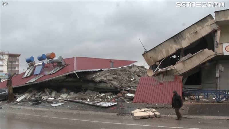 土耳其地震當地建築屋倒塌，居民也加入救援陣容，救出自己的鄰居。（圖／AP授權）