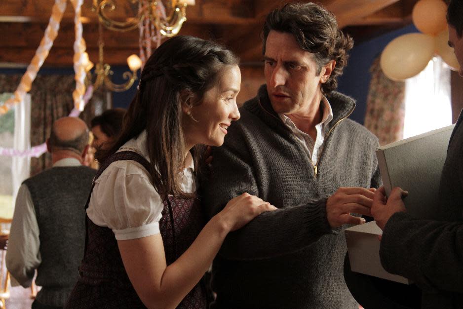 En esta imagen difundida por Samuel Goldwyn Films, Natalia Oreiro y Diego Peretti en una escena de "Wakolda", o "El médico alemán", de Lucía Puenzo. La cinta se estrena en Estados Unidos el viernes 25 de abril del 2014. (AP Foto/Samuel Goldwyn Films)