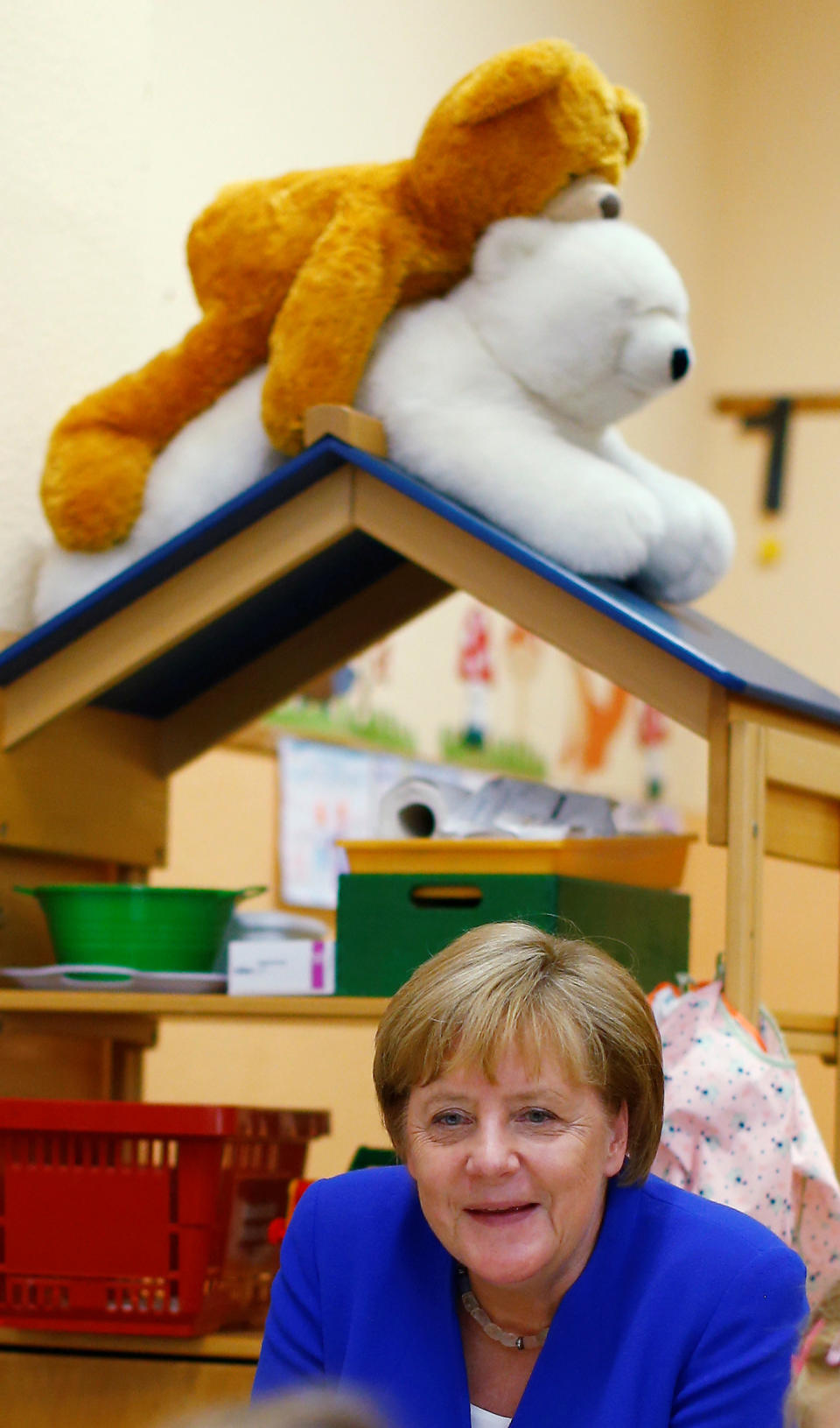 Angela Merkel und die Stofftiere haben es in internationale Blätter geschafft. (Bild: Reuters)