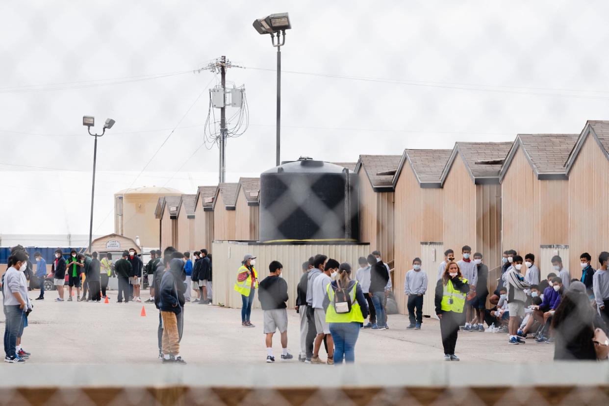 <p>Se ve a jóvenes migrantes dentro de la vivienda del campo petrolífero de Cotton Logistics que se construyó en 2012 para albergar temporalmente a los trabajadores de la industria petrolera en Midland, Texas, el 5 de abril de 2021. - El gobierno federal arrendó un 