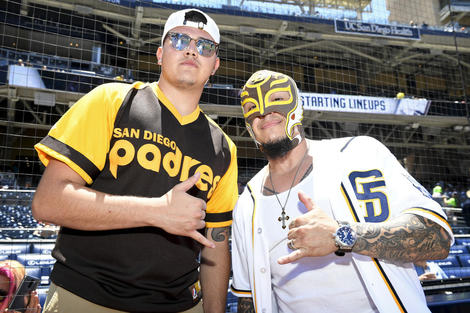 Dominik Mysterio junto a su padre Rey Mysterio en 2016. (Andy Hayt/SanDiego Padres/Getty Images)