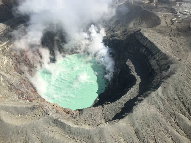   「中華航空牛轉乾坤開運機」將高空飛越日本櫻島火山、日南海岸及熊本市區。（圖／KKday提供）  