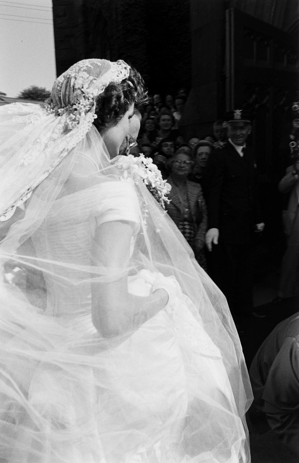 Future US First Lady Jacqueline Kennedy (1929 - 1994) (in a Battenburg wedding dress) arrives at St Mary's Church for her wedding to John F Kennedy, Newport, Rhode Island, September 12, 1953. (Photo by Lisa Larsen/Time & Life Pictures/Getty Images) 