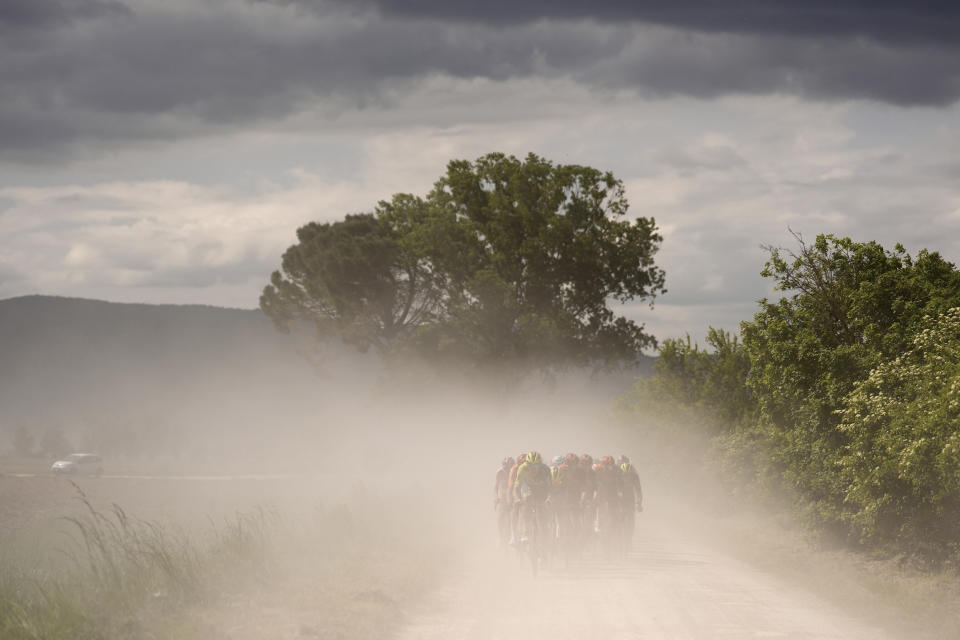 Cyclists ride through the dust along the Tuscan countryside during the sixth stage of the of the Giro d'Italia, Tour of Italy cycling race from Viareggio to Rapolano Terme, Thursday, May 9, 2024. (Fabio Ferrari/LaPresse via AP)