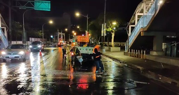 貨車漏油導致事故。（圖／翻攝畫面）