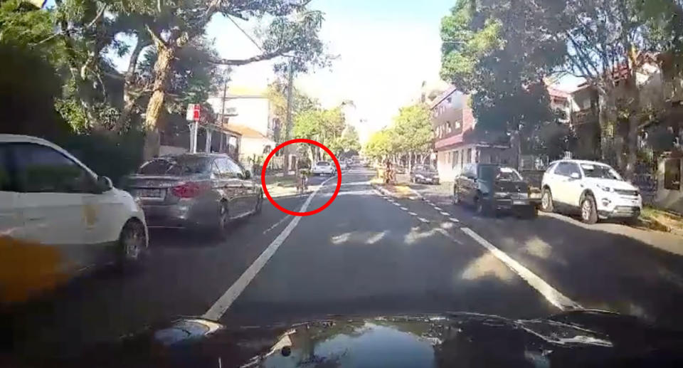 The motorist stays behind the cyclist unable to pass. Source: Facebook/ Voz Spoz