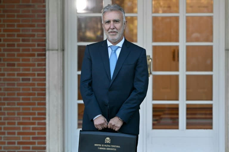 El ministro español de Memoria Democrática, Ángel Víctor Torres, llega a su primer consejo de ministros, en el Palacio de La Moncloa, en Madrid, el 22 de noviembre de 2023 (Javier Soriano)