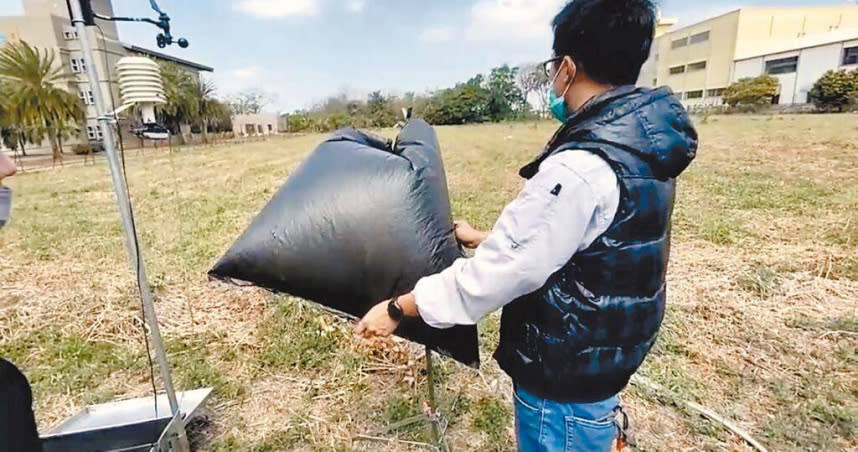 雲林縣環保局3年來多次前往斗六市郊一處大型養豬場採樣周界空氣，異味檢測值超出標準。（雲林縣環保局提供／周麗蘭雲林傳真）