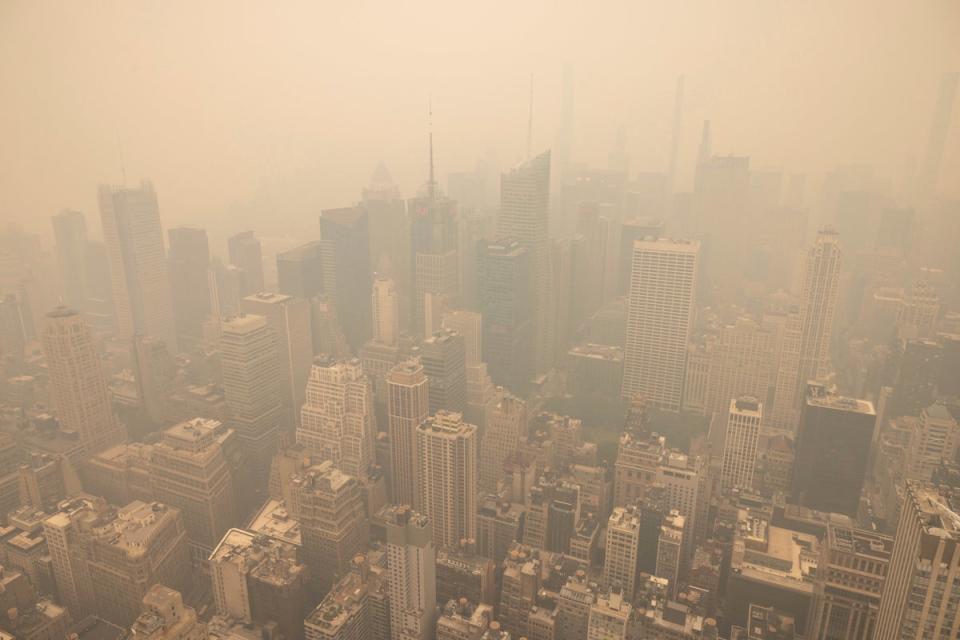 Fotografía desde el observatorio del Empire State Building de la ciudad de Nueva York cubierta de niebla el miércoles (AP)