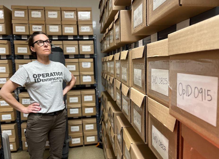 Kate Spradley con cajas en las que hay restos de migrantes fallecidos, en el laboratorio de Operation Identification en San Marcos, Texas, el 24 de abril de 2024.