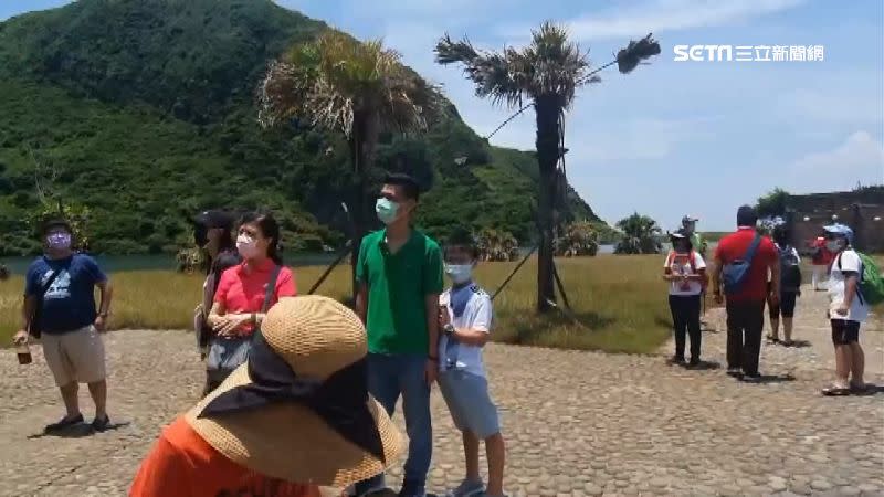 民眾登上龜山島徒步行走。