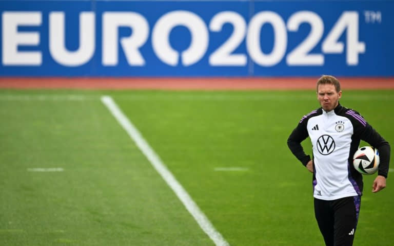 El seleccionador alemán Julian Nagelsmann durante una sesión de entrenamiento de Alemania durante la Eurocopa-2024 en el campo base situado en Herzogenaurach, el 20 de junio de 2024. (Tobias SCHWARZ)