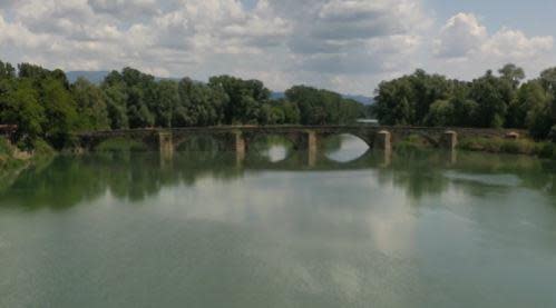 The Buriano Bridge in Italy's Tuscany region, which some art historians believe was featured in Leonardo da Vinci's Mona Lisa. / Credit: CBS News