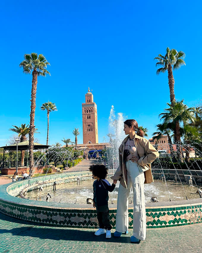 Hiba Abouk con su hijo Amín en Marrakech