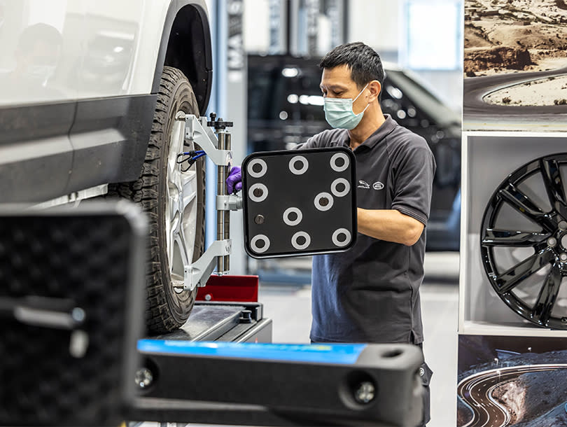頂泰台南技師團隊獲得原廠專業技師認證，提供車主更安心的回廠保養服務。