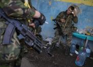 Members of the Ukrainian national guard stand at a checkpoint nearby the town of Slavyanoserbsk, in Luhansk region September 10, 2014. REUTERS/Gleb Garanich