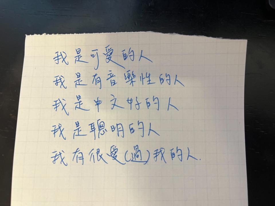 小琪要我寫下喜歡自己的五點，貼在每天看得到的地方。圖：奇米恰克提供