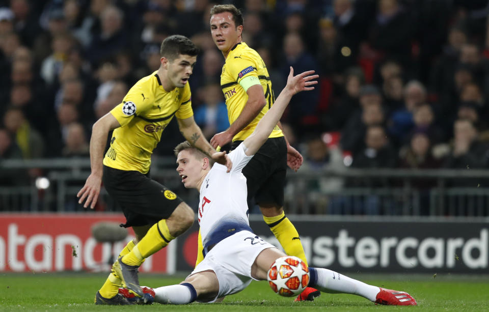 Tottenham defender Juan Foyth loses the ball to Dortmund midfielder Christian Pulisic, left, during the Champions League round of 16, first leg, soccer match between Tottenham Hotspur and Borussia Dortmund at Wembley stadium in London, Wednesday, Feb. 13, 2019. (AP Photo/Alastair Grant)