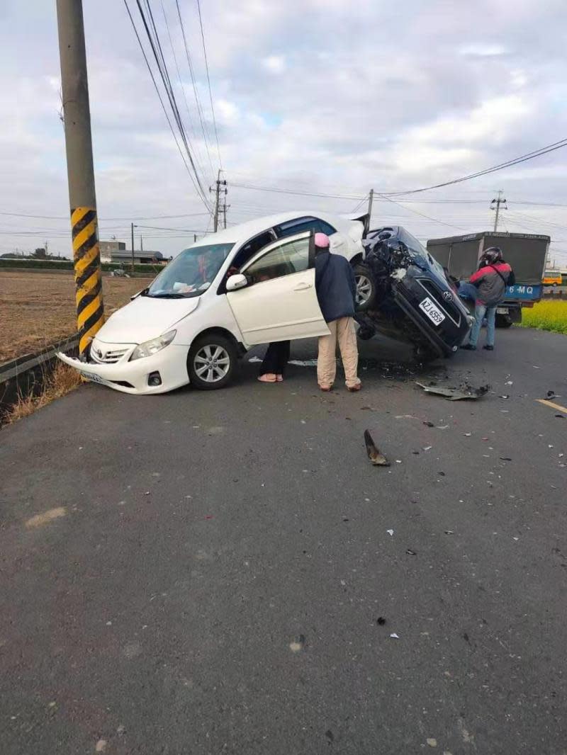 停路邊採油菜花車遭追撞成立筊