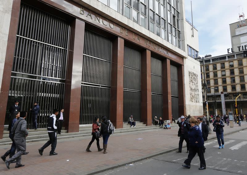 FOTO DE ARCHIVO. Personas caminan frente a la sede del Banco Central de Colombia en Bogotá