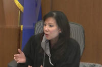 Imagen de video de la jueza del condado Hennepin, Regina Chu, durante la selección del jurado para el juicio de la expolicía de Brooklyn Center Kim Potter en un tribunal en el condado Hennepin en Minneapolis, Minnesota, el viernes 3 de diciembre de 2021. (Court TV, vía AP, Pool)