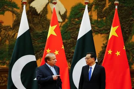 Chinese Premier Li Keqiang and Pakistani Prime Minister Nawaz Sharif attend a signing ceremony at the Great Hall of the People in Beijing, China, May 13, 2017. REUTERS/Thomas Peter