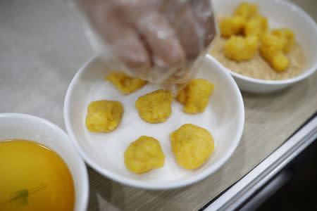 North Korean defector Hong Eun-hye demonstrates how North Korean people make rice cakes with corn powder at her North Korean food store in Seoul, South Korea, September 28, 2017. REUTERS/Kim Hong-Ji