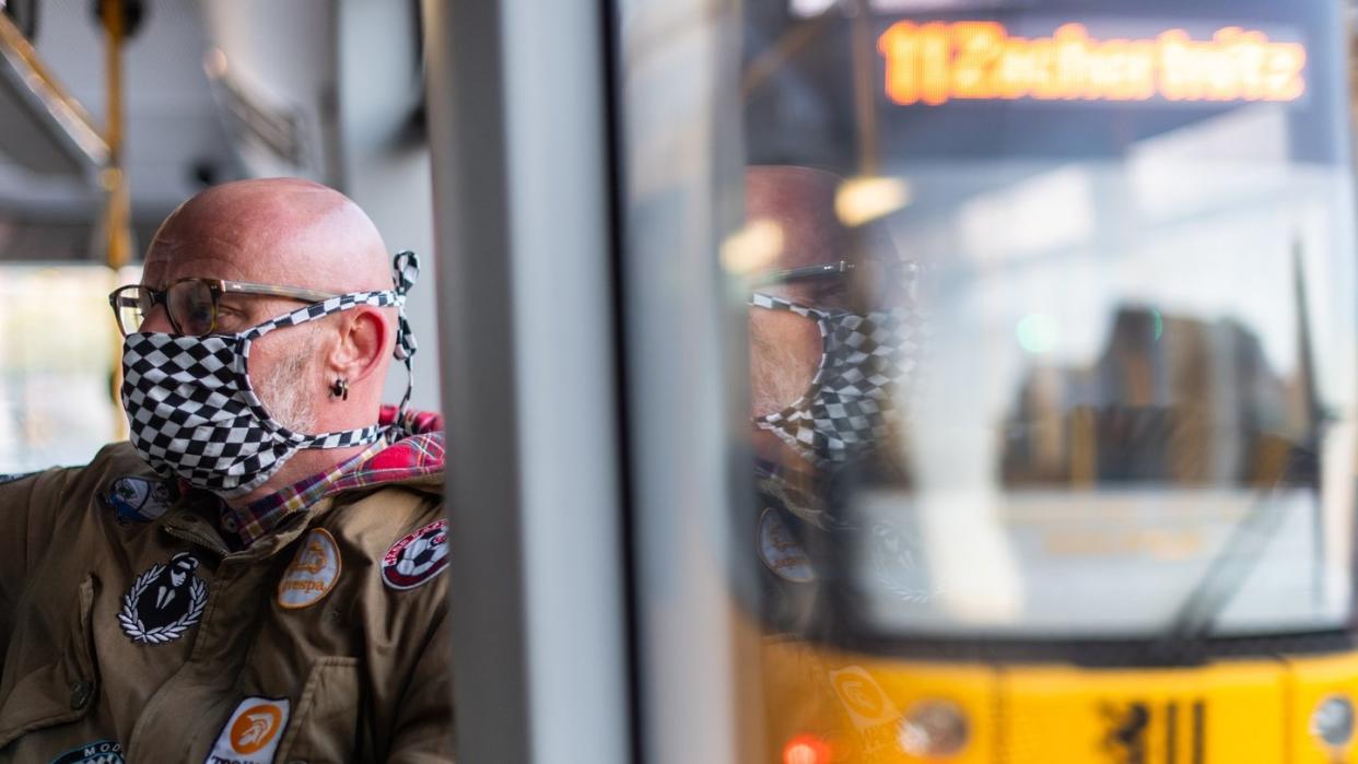 In Sachsen gilt bereits im Kampf gegen Corona-Pandemie eine Maskenpflicht in Bus und Bahn.