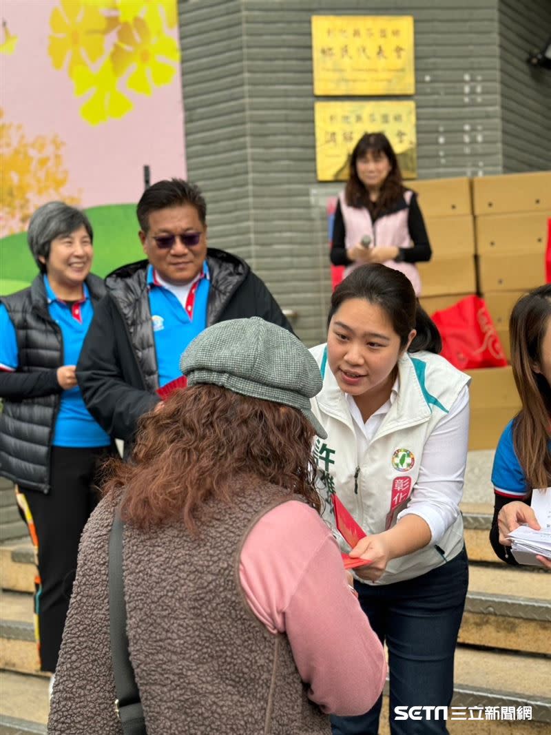 許雅琳議員，芬園鄉長林世明，鄉民代表林忠誠主席還有當地多家企業，大家共襄盛舉發放紅包、物資，就是希望這些弱勢、獨居長輩也能過好年。（圖／翻攝畫面）