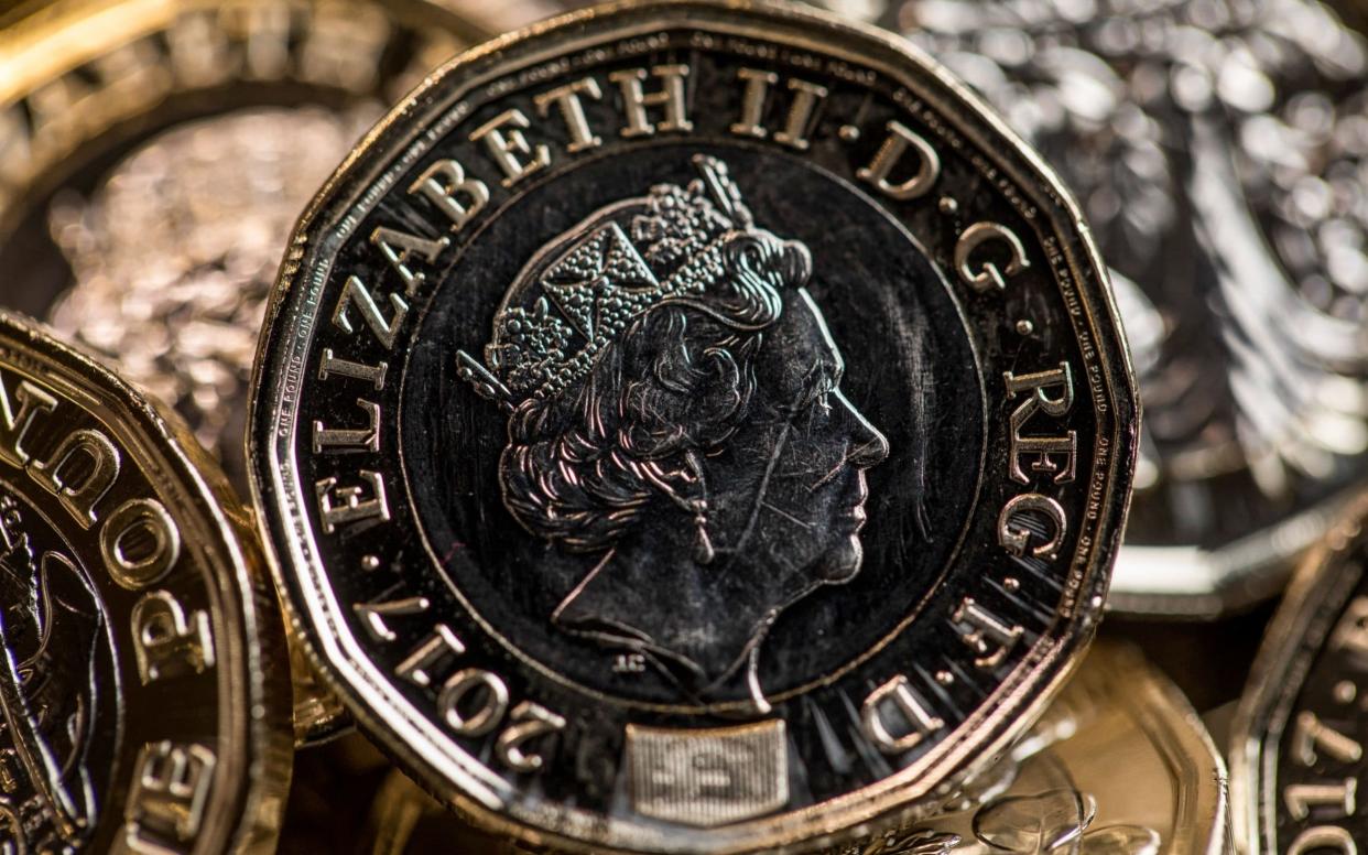 A new £1 coin on the Royal Mint's production line - Bloomberg