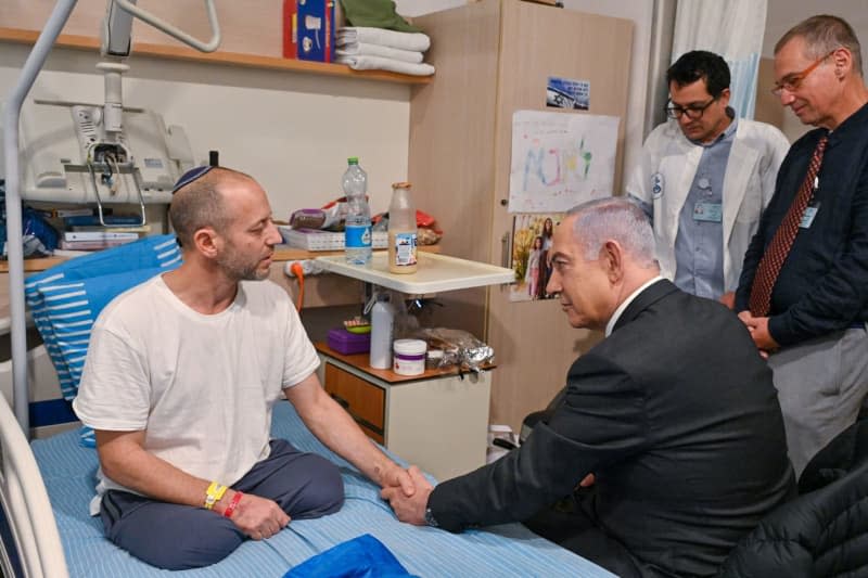 Prime Minister of Israel Benjamin Netanyahu (C) visits citizens and IDF soldiers who were wounded on October 7 and in the fighting in the Gaza Strip, at Sheba Medical Center in Tel Hashomer. Kobi Gideon/GPO/dpa