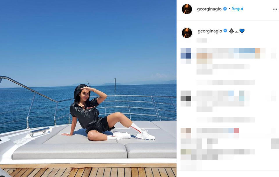 Le foto di lady CR7 al mare.