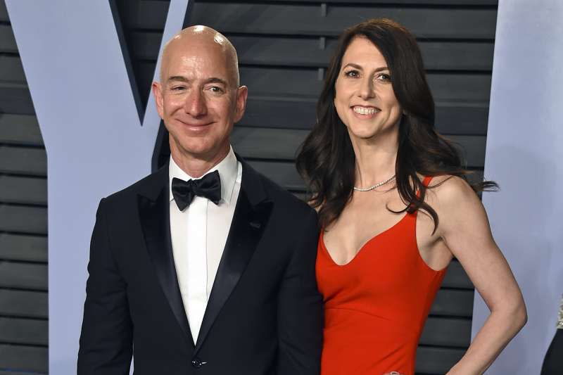 亞馬遜創辦人（Jeff Bezos）與妻子麥肯姬（MacKenzie Bezos），攝於2018年3月（AP）