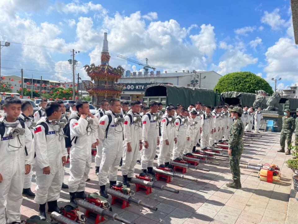 國軍化學兵在仁德區成功里噴藥一整天，全力防堵登革熱傳播。（衛生局提供）