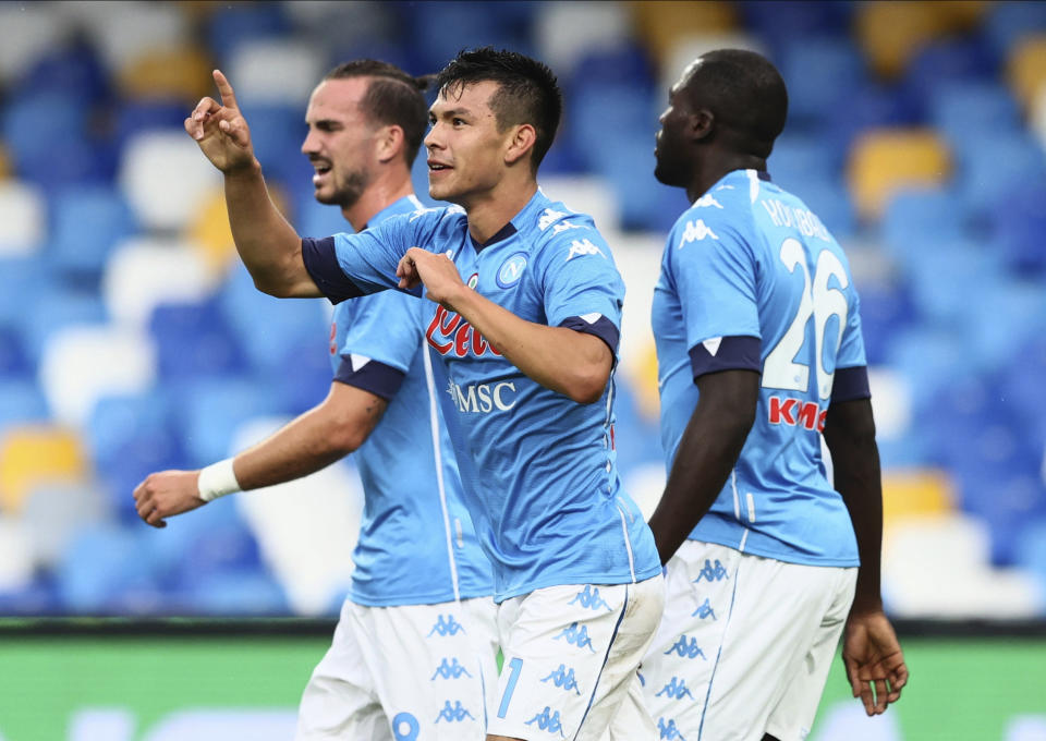 Hirving Lozano del Napoli celebrar tras anotar un gol en la victoria 6-0 ante Genoa en la Serie A italiana, el domingo 27 de septiembre de 2020, en Nápoles. (Alessandro Garofalo/LaPresse vía AP)